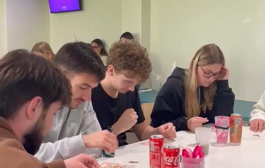 Des étudiants jouent au bingo solidaire au foyer
