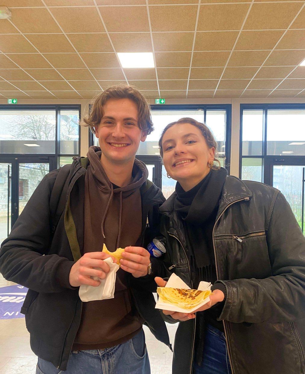 Deux membres de l'asso tiennent le stand de goûters caritatifs